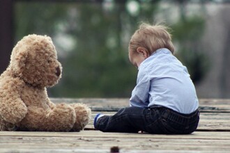 Бедность меняет детский мозг: как финансовая помощь влияет на его активность