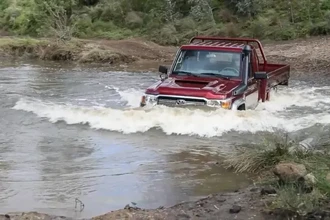 Как правильно преодолевать глубокие лужи на машине без риска гидроудара