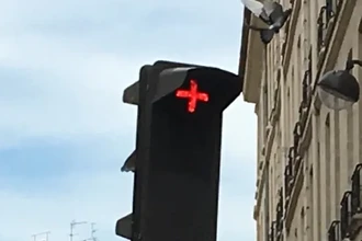 Красный крест на светофоре: что означает этот редкий сигнал в других странах