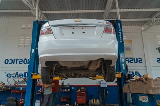 Машина дергается при наборе скорости: как найти причину рывков и устранить ее