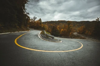 Как безопасно проходить поворот: правильная траектория на скользкой дороге