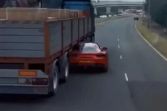 Фура на трассе: как воздух тянет машину к грузовику