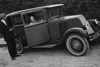 Какой автомобиль купил Маяковский для Лили Брик: история роскошного подарка