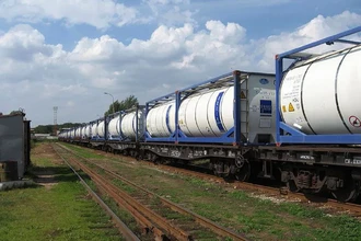 Зачем цистерны на железной дороге помещают в прямоугольную раму?