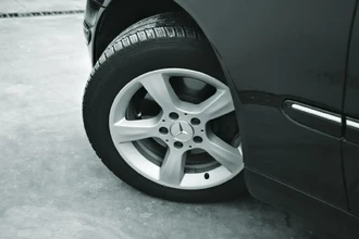 Парковаться с вывернутыми колесами: надежная защита или вред для машины?