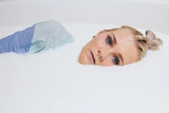 Зачем люди пьют коровье молоко? История древнего и спорного напитка