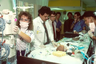 Кома: почему человек впадает в это состояние, виды и выход из нее