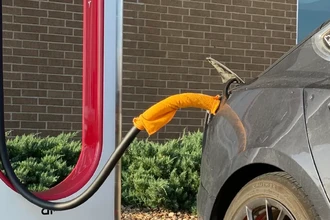 Владельцы Tesla охлаждают кабель полотенцем: лайфхак, который ускоряет зарядку