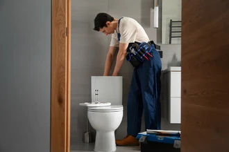 Как починить текущий бачок унитаза своими руками: инструкция