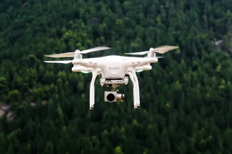 Китайский дрон доставляет заветные письма о зачислении в вуз