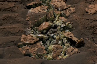 Марсоход случайно расколол камень и обнаружил чистую серу на Марсе