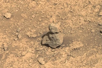 Perseverance сфотографировал на Марсе каменного «снеговика»: забавная находка ровера