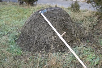 Как правильно косить траву ручной косой: навык дедов простыми словами