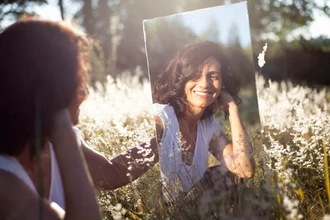 Нарциссизм с годами слабеет: что говорит наука о взрослении