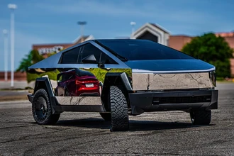 Зеркальный тренд: зачем в США полируют Cybertruck до блеска