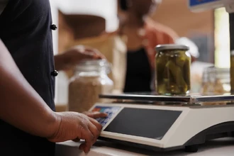 Чем масса отличается от веса: объясняем на Луне, в лифте и космосе