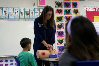 В США детей обучают, как остановить кровотечение после огнестрельного ранения