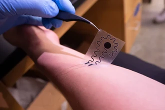 Эластичный пластырь передает тактильные ощущения для виртуальной реальности