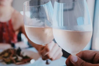 Заблуждение о розовом вине: почему его нельзя подавать слишком холодным