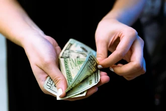 Почему мы тратим больше по карте, чем наличными: открытие ученых о платежах