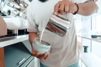 Что происходит в чашке: научный взгляд на взаимодействие молока и кофе