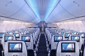 Куда исчезли экраны в спинках самолетных кресел: главные причины тенденции