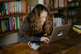 Как интернет-зависимость меняет мозг подростка: данные учёных