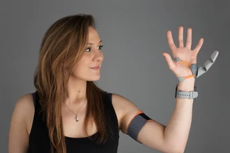 Шестой палец: как наш мозг легко осваивает роботизированные конечности