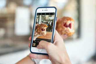 Учёные выяснили, как фотографирование еды помогает контролировать рацион питания
