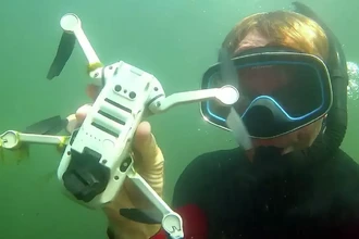 Герой реки: как дайвер возвращает людям утопленные телефоны и протезы