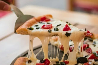 Google AI советует есть камни и добавить клей в пиццу