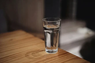 Зачем пить теплую воду утром: секрет здоровья из китайской традиции