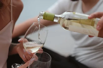 Любители вина радуются чаще: как напиток влияет на ощущение счастья