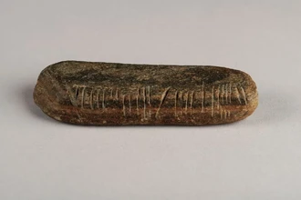 В английском саду нашли древний ирландский камень с загадочной надписью