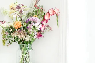 Как часто менять воду в вазе, чтобы букет стоял дольше: правила флористов