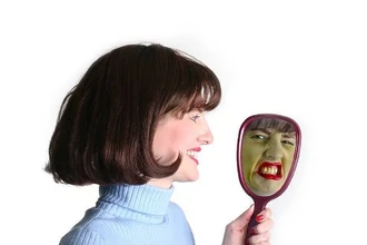 Что вы увидите, если 10 минут смотреть в зеркало при тусклом свете?