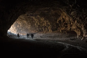 Древние пастухи 7000 лет скрывались от зноя в лавовых трубках Саудовской Аравии