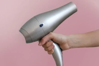 Как и зачем правильно чистить фен для волос: инструкция для продления срока службы