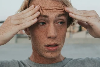 Как мозг управляет эмоциями: нейробиология переоценки и внутреннего спокойствия