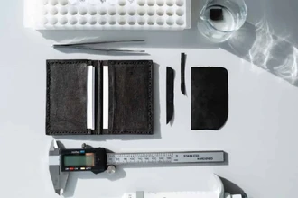 Бактерии вместо животных: как создают самоокрашивающуюся веганскую кожу