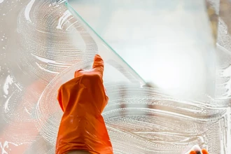 Как помыть глухое окно без риска: безопасные способы и лайфхаки