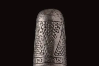 Наперсток с любовным посланием XVII века признали сокровищем в Уэльсе