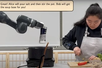 Домашний робот-помощник готовит с человеком: супы, салаты и сэндвичи