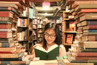 Почему поколение Z снова читает бумажные книги: новый тренд на аналоговое