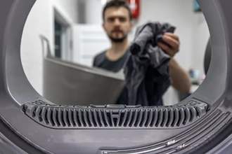 Откуда берутся белые разводы на одежде после стирки и как их избежать