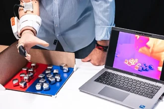 Новая рука-протез возвращает ощущение тепла и холода