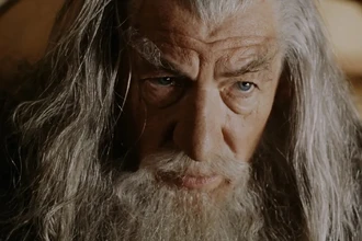 Как стареющий мозг компенсирует потери: неожиданное усиление лобных долей