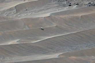 Прощальный снимок: марсоход NASA запечатлел вертолет Ingenuity на Марсе