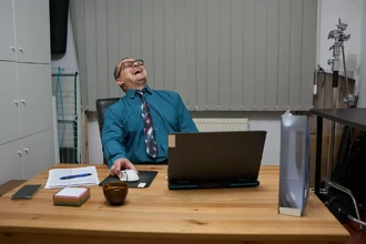 Почему мы смеёмся невпопад? Учёные нашли лучший способ сдержать хохот