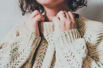 Почему колется шерсть: как смягчить свитер и избавиться от зуда